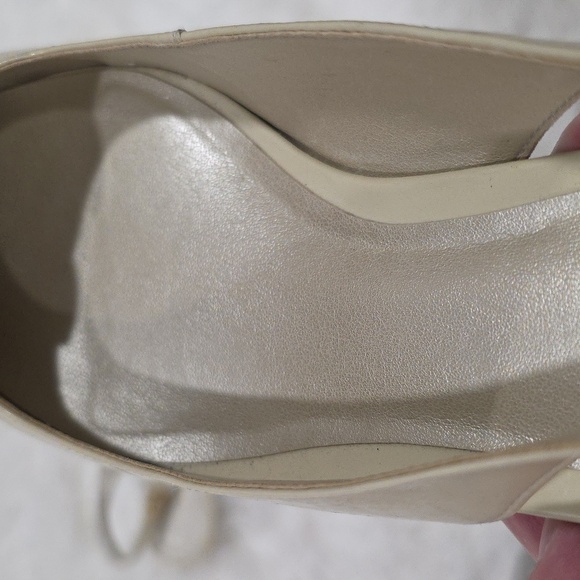 Talbots Patent Leather Cream Pointed Slingback Heels. Size 8.5 - Picture 7 of 9